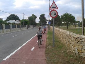 Millores en la senyalització viària del carril bici a la urbanització Cambrils Mediterrani