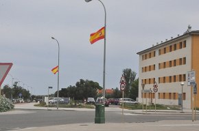 Fan desaparèixer dues estelades i en el seu lloc hi col·loquen dues banderes espanyoles