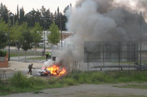 Un incendi calcina un vehicle mentre circulava pel Camí de la Creu