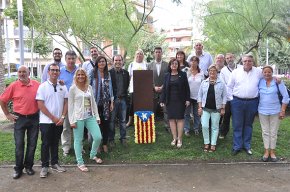 Junts pel Sí fa l'ofrena floral al monòlit de l'11S que hi ha al parc del Pescador
