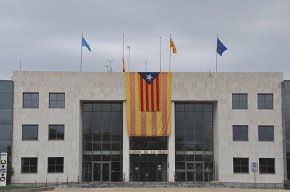C's: "Com es pot penjar una bandera d'aquestes dimensions en un edifici públic, custodiat les 24 hores, i que la coalició separatista no sàpiga res?"