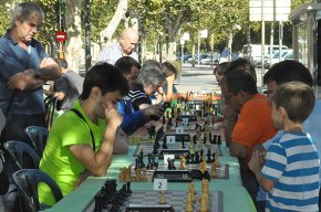 28 escaquistes es disputen el IV Torneig d'Escacs Vila de Cambrils al passeig d'Albert