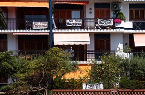 FA 10 ANYS: La futura construcció d'un bloc d'apartaments al solar de l'antic hotel Tropicana aixeca les protestes dels veïns