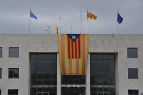 La "guerra de les banderes" arriba al ple