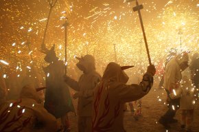 Els Diables Cagarrieres actuen al correfoc de la Festa Major de Vandellòs