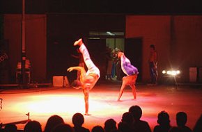 Les danses brasileres del grup Vida Brasil omplen el Parc del Pescador