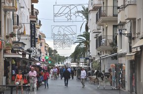 Comença la instal·lació de l'enllumenat de Nadal als carrers de Cambrils
