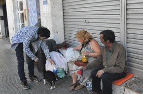 La família que vivia al carrer és allotjada en un hostal a l'espera d'un pis de lloguer social