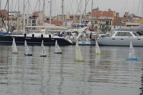 Cambrils acull l'Open de la Classe RG65, amb la participació de 17 velers dirigits per ràdio control