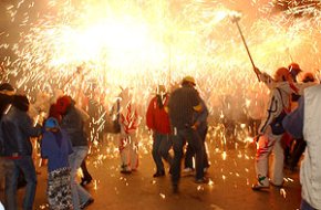 Tota l'Endenga estrenarà demà la seva nova bèstia de foc, la Farnaca, a la XV edició de la Nit del Foc