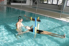 Fisioteràpia aquàtica per a dones operades de càncer de mama, a lHospitalet de lInfant