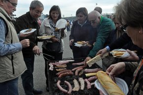 Esmorzar popular a la Cooperativa Agrícola per assaborir l'oli nou