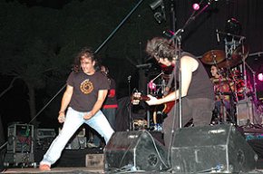El grup de <i>rock</i> Lax'n'busto ofereix un concert multitudinari a Cambrils