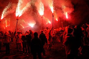 La música, la llum i el foc encenen la nit de Cambrils amb la XV edició de la Nit del Foc