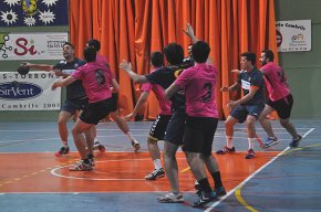 El CH Cambrils perd la seva imbatibilitat a la pista de l'Handbol Egara per un sol gol de diferència