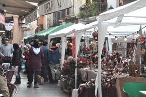 Bones vendes i bona assistència de públic en la Fira Regal de Nadal a la plaça de la Vila