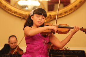 La violinista Jennifer Panebianco actua a la gala benèfica del Rotary Club Reus