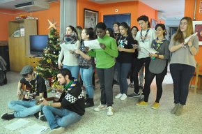Cantada de nadales dels escoltes a la residència d'avis Baix Camp