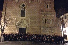 Un bon nombre de cambrilencs es menja el raïm a les places de l'església de Santa Maria i de Sant Pere