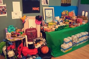 L'NMC recull 220 quilos d'aliments, 150 quilos de roba i una cinquantena de joguets per a famílies desfavorides