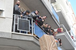 Ses Majestats reparteixen en mà més de 1.100 paquets als xiquets cambrilencs