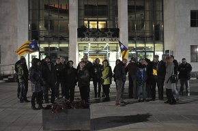 Prop d'una cinquantena de persones reclamen un acord de Junts pel Sí i la CUP davant la Casa de la Vila