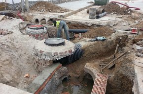 S'arranja el clavegueram del carrer dels Tamarits de lHospitalet de lInfant
