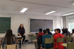 Care Santos, escriptora: Per escriure cal anar amb les orelles ben obertes