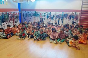 Els alumnes de la llar d'infants Maria Dolors Medina participen en l'activitat "Diàleg entre artistes" amb Nuri Mariné