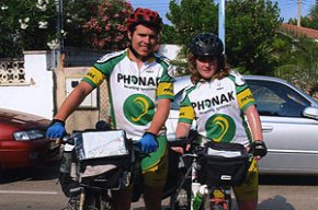 Dos joves recorren en bicicleta més de 1.400 quilòmetres amb Cambrils com a destí final