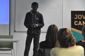 Malang Sambou de l'Associació M-Bolo explica detalls del projecte de cooperació Fandema a Gàmbia