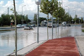 Els efectes de la pluja d'ahir es fan visibles en una jornada marcada pels problemes d'inundacions
