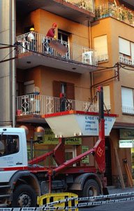 Esclata una bombona de gas butà en un pis de la rambla de Jaume I