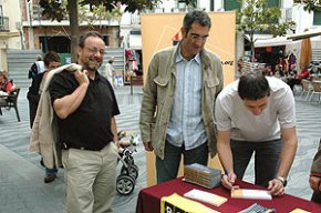 Esquerra Republicana recull signatures a Cambrils a favor del traspàs dels trens, ports i aeroports