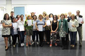 Catorze persones aturades reben els certificats dels cursos de català del programa Aprèn.cat 