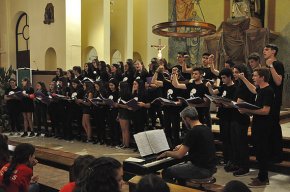 Els quatre cors de l'Escola Municipal de Música actuen a l'església de Sant Pere