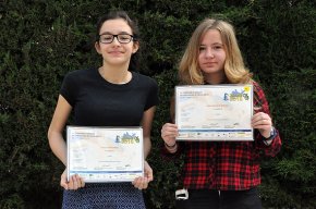 Nerea Margalef i Eulàlia Canals del col·legi Cardenal Vidal i Barraquer, primera i sisena de Catalunya al Concurs d'anglès The Fonix