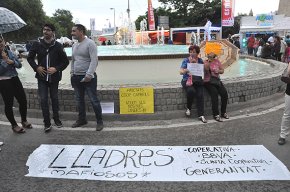 Un grup d'afectats per la Cooperativa convoca concentracions al port, els diumenges de 12h a 13h