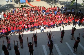 Cantada de l'alumnat de l'escola Marinada dins de la campanya "Dóna la nota"