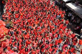 Multitudinària flashmob del col·legi Cardenal Vidal i Barraquer en defensa de la música a l'escola
