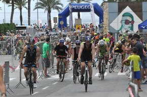 L'italià Michele Sarzilla i la francesa Elise Maury senduen  la victòria al Triatló de Cambrils