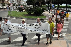 Uns cinquanta afectats de la Cooperativa Agrícola es manifesten al port
