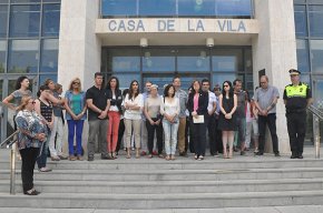 Minut de silenci a les portes de la Casa de la Vila per condemnar la matança d'Orlando