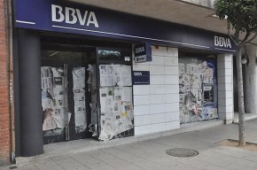 Empastifen els vidres de la sucursal del BBVA de l'Eixample Platja