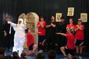 Un grup de pares de l'AMPA de l'escola Marinada representen l'obra de teatre "Tancats al museu"