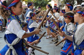 La VI Festa Bastonera infantil tanca els actes de la Festa Major de Sant Pere