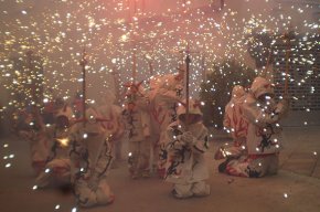 La Colla Infantil dels Diables Cagarrieres participa en el correfoc de Montbrió