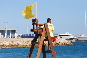 Una vintena de socorristes presten servei a les platges cambrilenques
