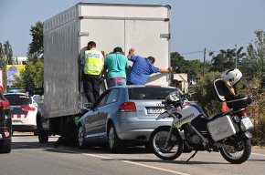 Problemes a la xarxa viària cambrilenca amb un camió avariat al mig d'una rotonda i un accident de trànsit