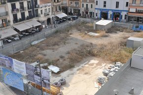 Els veïns de la plaça del Pòsit demanen un arranjament del solar mentre no se solucioni el litigi que frena la construcció de l'hotel